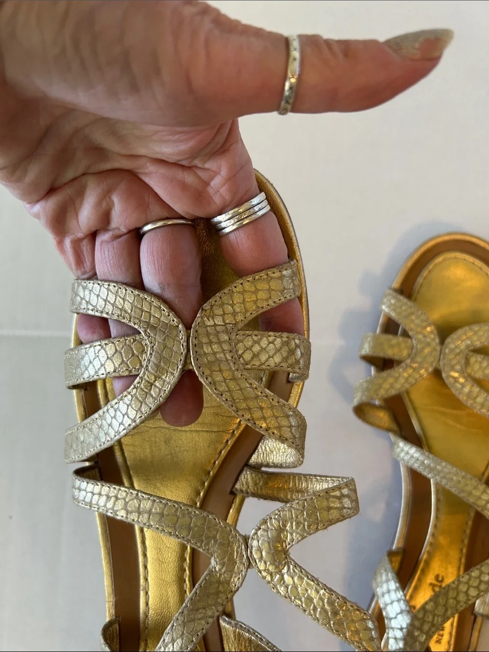 KATE SPADE METALLIC GOLD TONED EMBOSSED LEATHER TRIM SANDALS SIZE 91/2